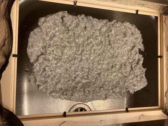 Bild 2 Papier schöpfen