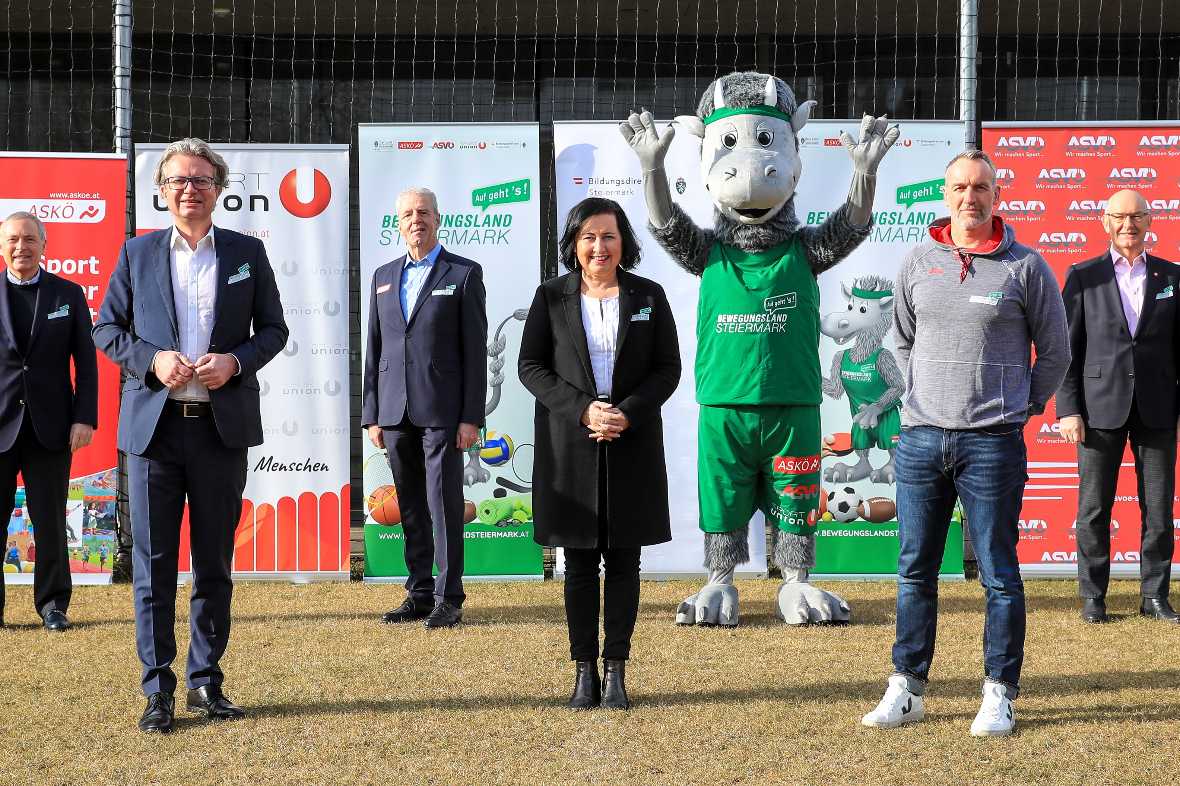 GRAZ,AUSTRIA,19.FEB.21 - VARIOUS SPORTS - Bewegungsland Steiermark, media day. Image shows in 2nd row: president Christian Purrer (ASVOE), president Gerhard Widmann (ASKOE), mascot Sumi, president Stefan Herker (Sportunion), in 1st row: member of provincial government of sports Christopher Drexler (Styria), Elisabeth Meixner (Bildungsdirektion Steiermark) and Christoph Sumann (Bewegungsland Steiermark). Photo: GEPA pictures/ Mario Buehner